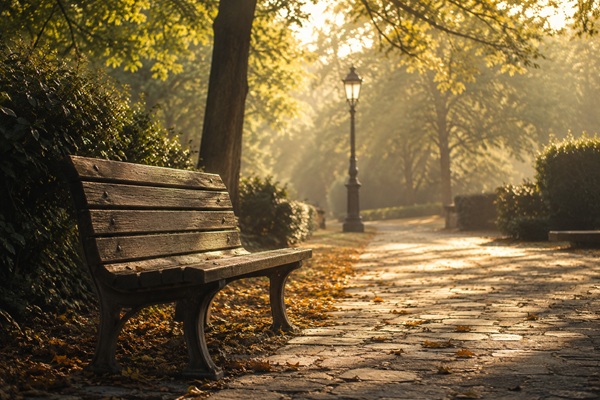 Panchina vuota in un parco al tramonto, simbolo di incontri significativi, crescita personale e persone che lasciano tracce profonde nella nostra vita